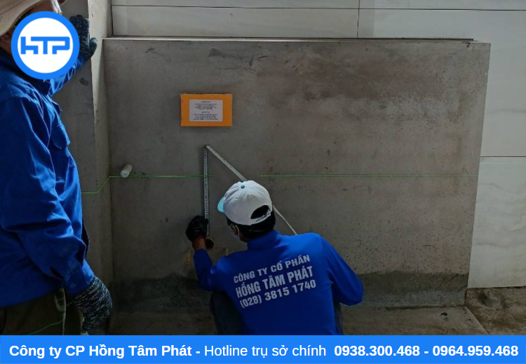 Đội ngũ thi công Hồng Tâm Phát tiến hành đo lại khu vực cần ốp lát