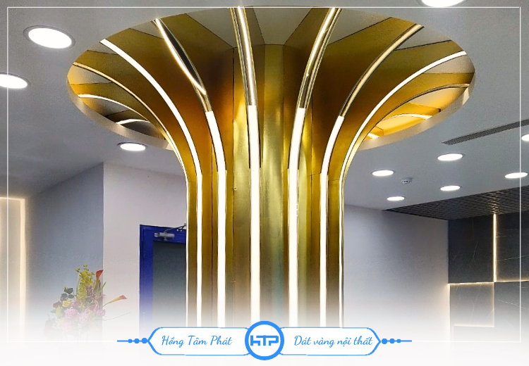 Dát vàng kín cột trang trí có gắn dàn đèn dọc thân tại công ty