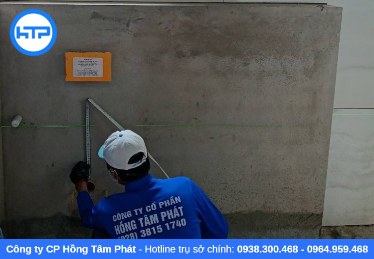 Kỹ thuật viên Hồng Tâm Phát tiến hành đo đạc và xác định tiêu chuẩn thi công ốp lát gạch