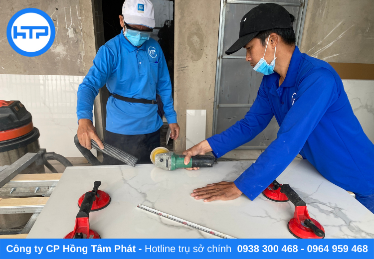 Thợ ốp lát gạch của Hồng Tâm Phát có kỹ năng sử dụng trang thiết bị hiệu quả