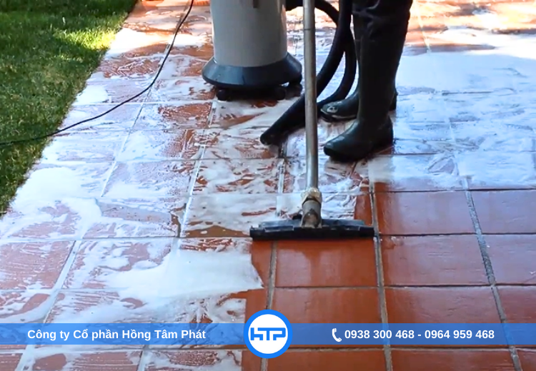Vệ sinh và làm sạch sàn gạch bằng hóa chất tẩy rửa chuyên dụng trước khi phun phủ bóng