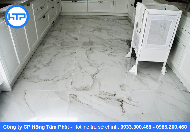 Ron men sứ màu trắng và nền gạch vân đá giúp không gian nhà bếp trong sạch đẹp hơn