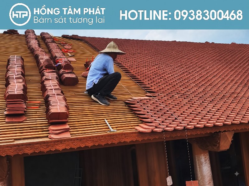 Kỹ Thuật Lợp Ngói Mũi Hài đòi hỏi sự khéo léo trong từng hàng ngói