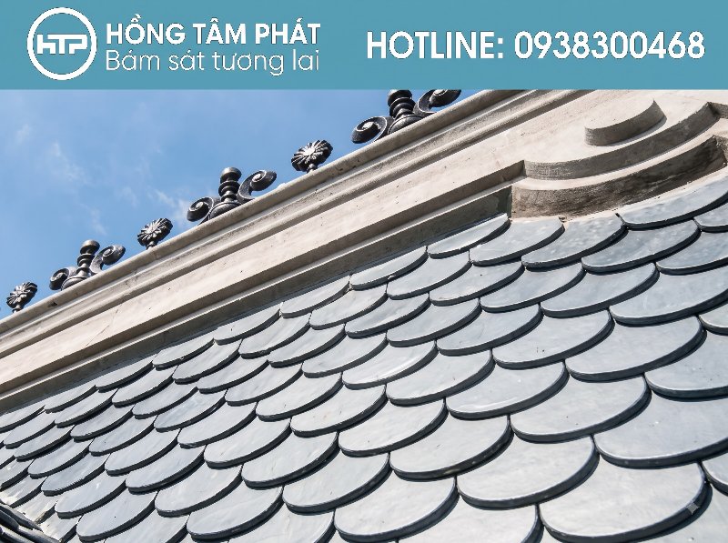 Đội ngũ thợ HTP thi công Lợp Ngói Trên Mái Bê Tông bằng hệ rito bền bỉ.