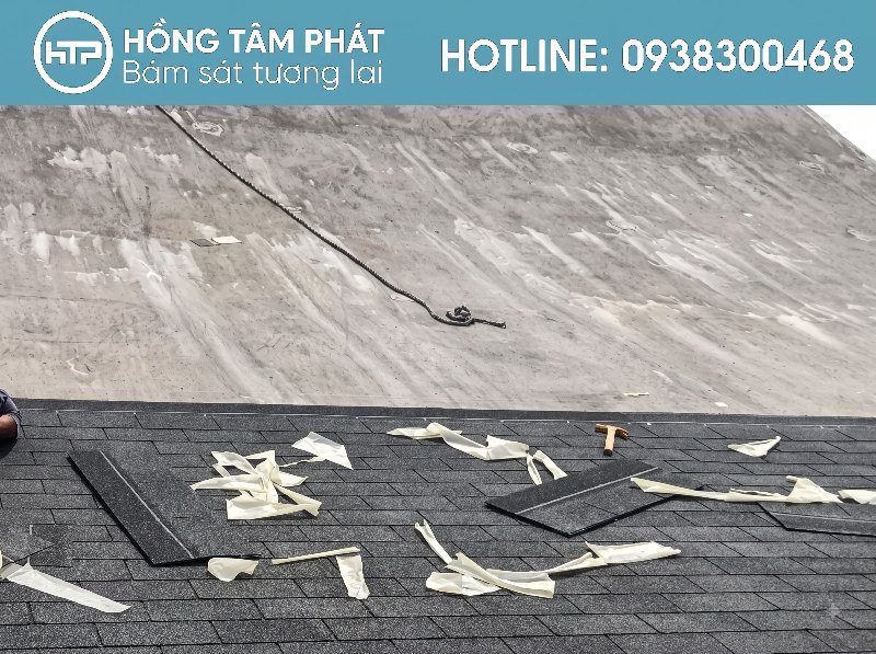 Cận cảnh quá trình thợ làm Lợp Ngói Trên Mái Bê Tông cho biệt thự phố.