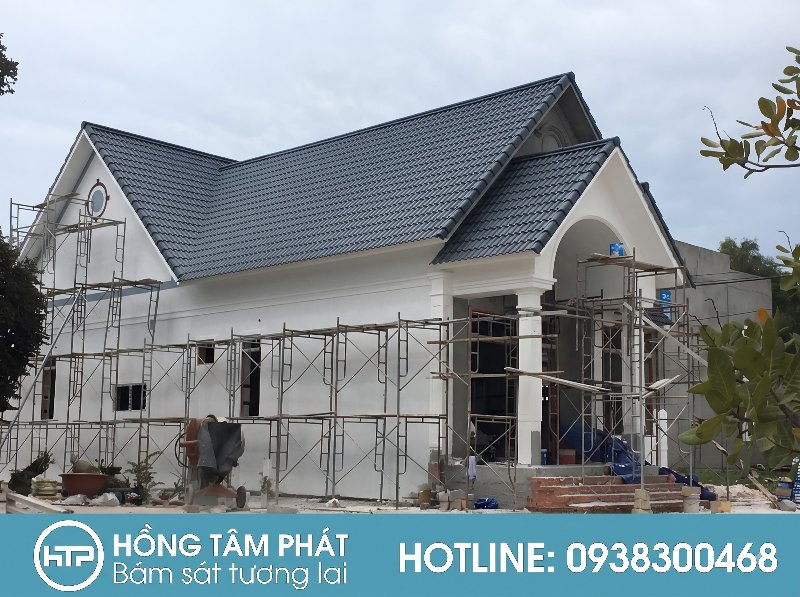 Hình ảnh cận cảnh Cách Thi Công Mái Thái lợp ngói màu xanh sang trọng.