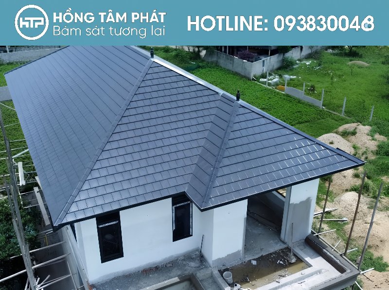 Kỹ thuật viên HTP thực hiện Cách Lợp Ngói Phẳng chuẩn từng milimét.