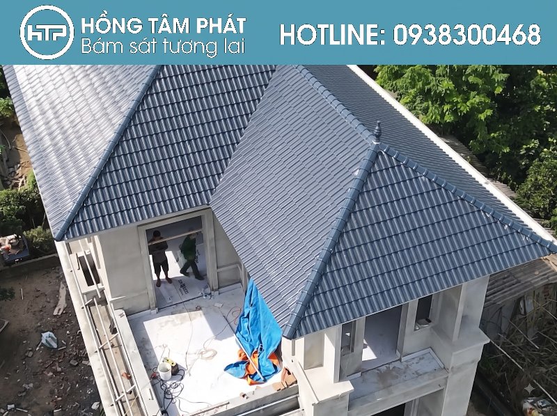 Các bước trong Quy Trình Lợp Mái Ngói được thợ thi công nhanh gọn.