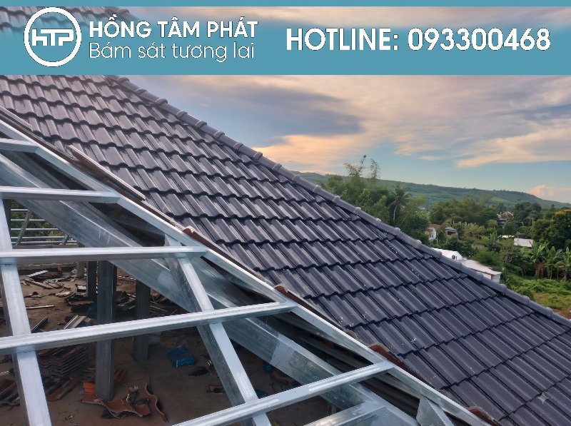 Giám sát chặt chẽ Quy Trình Lợp Mái Ngói đảm bảo an toàn lao động.