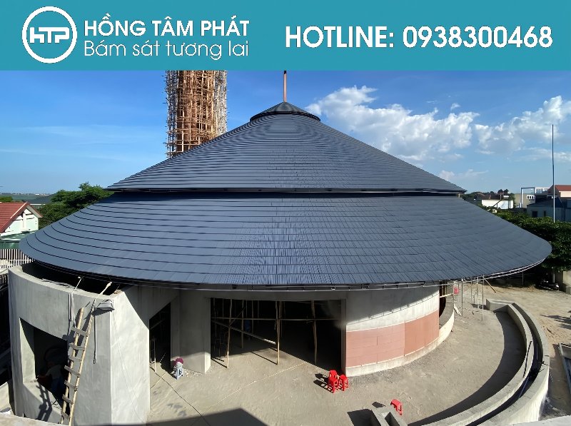 Đội ngũ kỹ sư giám sát Quy trình thi công ngói úp nóc cực kỳ gắt gao.