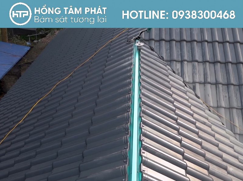Áp dụng chuẩn Quy trình thi công ngói úp nóc giúp ngăn chặn thấm dột.
