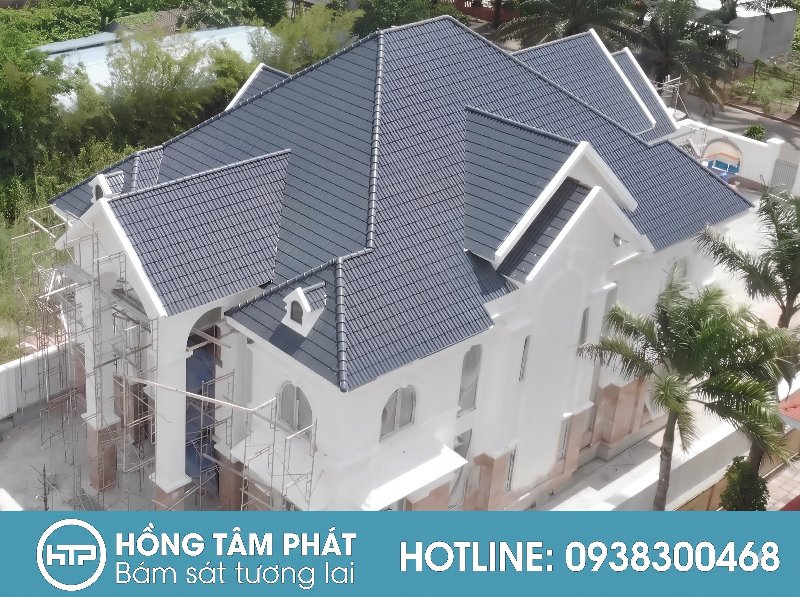 Đội thợ tay nghề cao thực hiện Cách Thi Công Mái Thái cẩn thận từng vì kèo.
