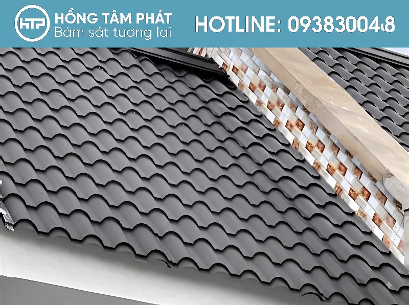 Cách Lợp Ngói Sóng chuẩn giúp căn chỉnh độ dốc thoát nước tối ưu.