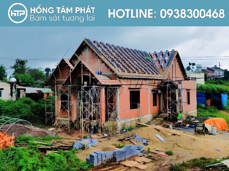 Đội thợ HTP Lợp Ngói Mái Nhật Đẹp với độ dốc chuẩn thoát nước nhanh.