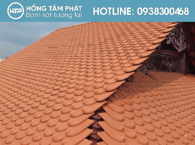 Đội thợ lâu năm thực hiện Kỹ Thuật Lợp Ngói Mũi Hài cực kỳ tỉ mỉ.
