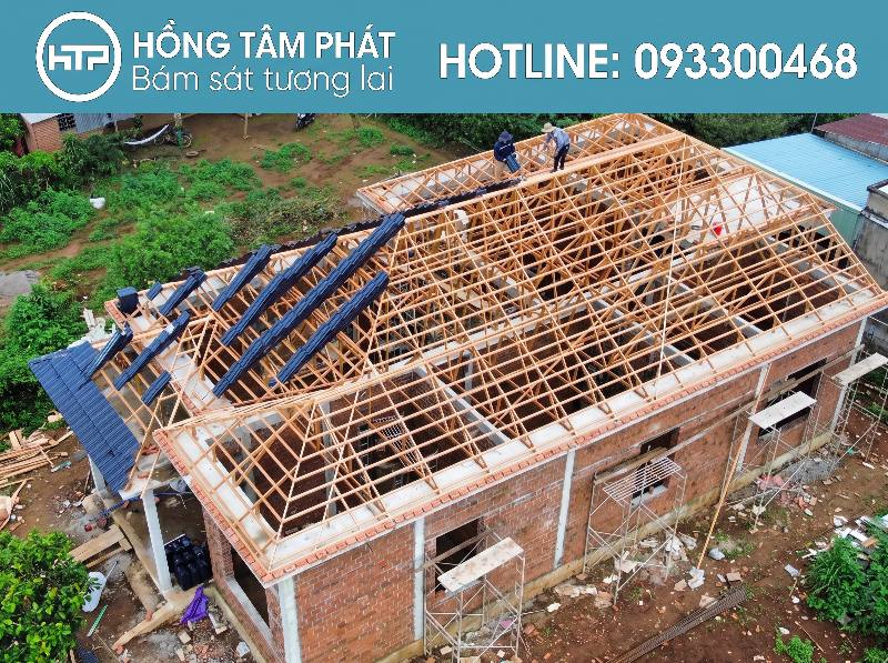 Đội thợ tuân thủ nghiêm ngặt Quy Trình Lợp Mái Ngói đạt độ bền cao.
