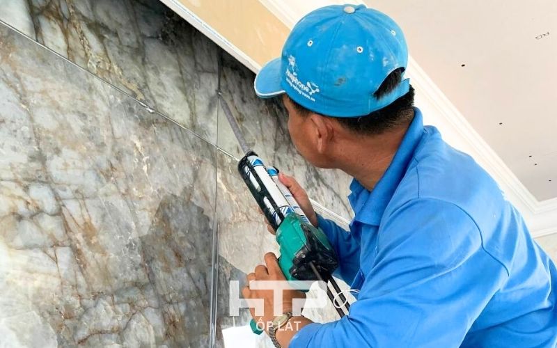 Bắn keo ron 2 thành phần chuyên cho gạch ốp tường.