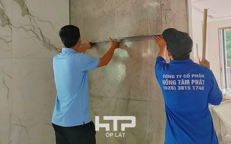 HTP thực hiện đo đạc chuẩn xác trước khi gắn hệ đèn