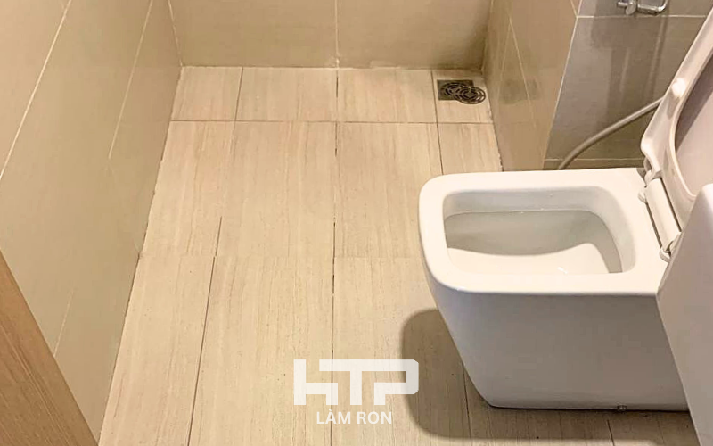 Đường ron toilet nhiễm đen do bám bụi và ngấm nước lâu ngày.