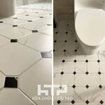 Cận cảnh gạch sàn gạch mosaic WC với đường ron nhũ kim tuyến bạc trang trí