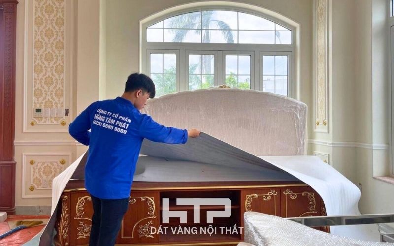 Chủ động kê chắn và bao phủ nội thất dát vàng để hạn chế những ảnh hưởng từ bên ngoài