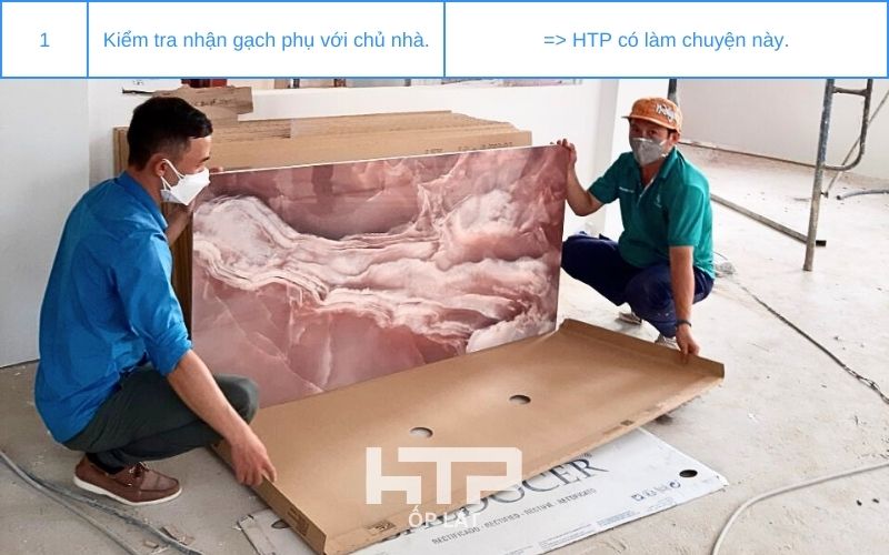 Kiểm tra gạch trước thi công nhằm phát hiện gạch lỗi (nếu có) và phản hồi kịp thời đến nhà cung cấp.