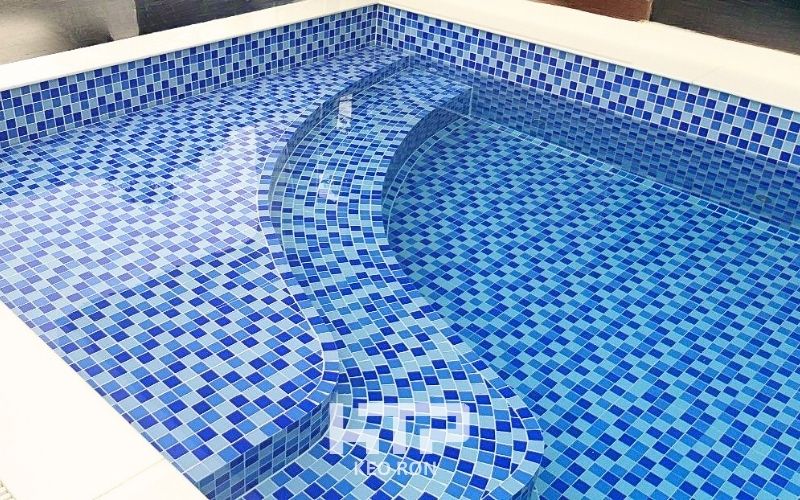 Màu trắng Porcelain của keo ron Saveto góp phần nổi bật nền gạch Mosaic