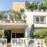 Nhiều cây xanh xung quanh biệt thự Villa Riviera Quận 2 tạo nên không gian gần gũi với thiên nhiên