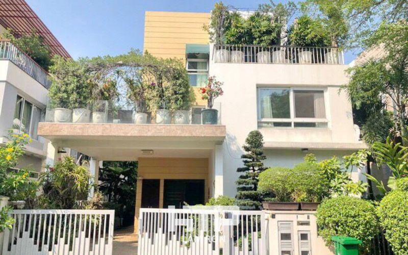 Nhiều cây xanh xung quanh biệt thự Villa Riviera Quận 2 tạo nên không gian gần gũi với thiên nhiên