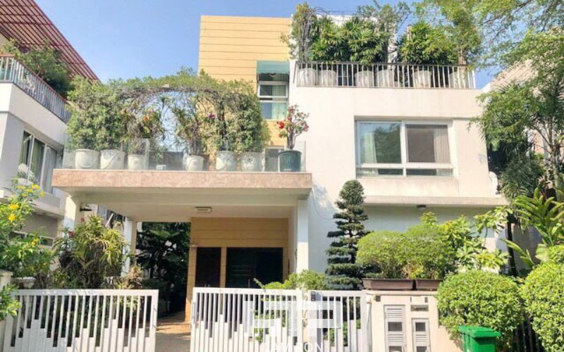 Nhiều cây xanh xung quanh biệt thự Villa Riviera Quận 2 tạo nên không gian gần gũi với thiên nhiên