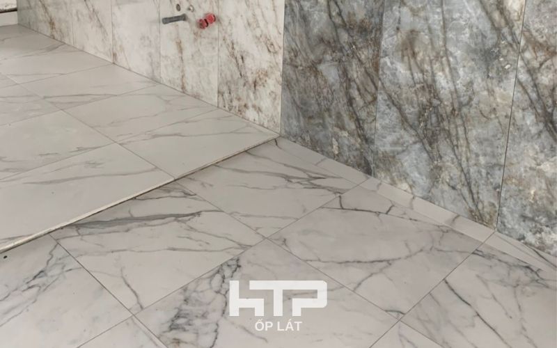 Lát gạch vân đá Marble khổ 60x60cm chuẩn 96 điểm cho WC phòng em gái Biệt thự