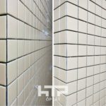  Cạnh tường gạch mosaic được thi công bởi đội thợ HTP