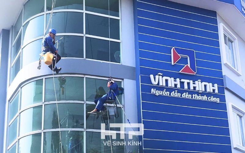 HTP nhận thi công vệ sinh kính toàn bộ phần ngoài và trong cửa hàng Vĩnh Thịnh