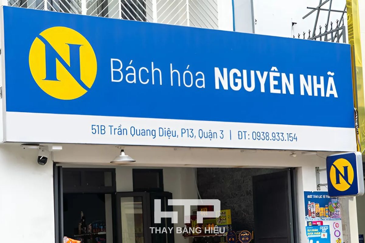 HTP-nhan-thi-cong-thao-do-thay-moi-bang-hieu-o-cua-hang-ban-le