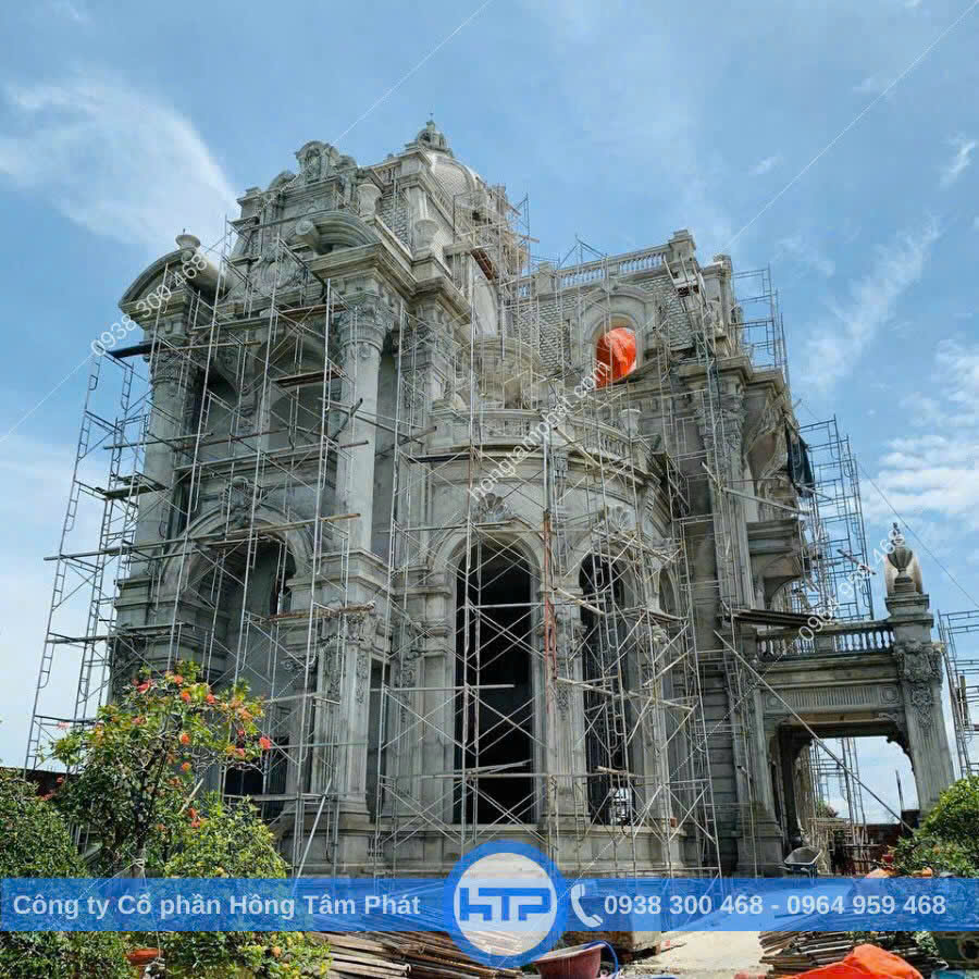 Lâu đài tân cổ điển nguy nga đang lắp đặt giàn giáo thi công.