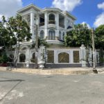 Biệt thự trắng sang trọng tọa lạc tại vị trí góc đường thoáng đãng.