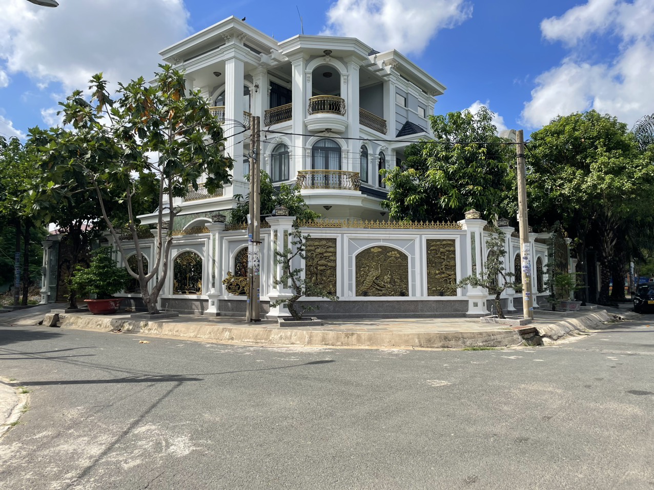 Biệt thự trắng sang trọng tọa lạc tại vị trí góc đường thoáng đãng.