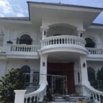 Cầu thang sảnh đón uốn cong mềm mại của biệt thự tân cổ điển.