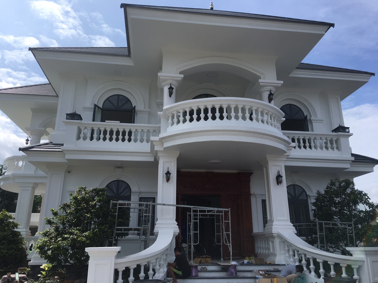 Cầu thang sảnh đón uốn cong mềm mại của biệt thự tân cổ điển.