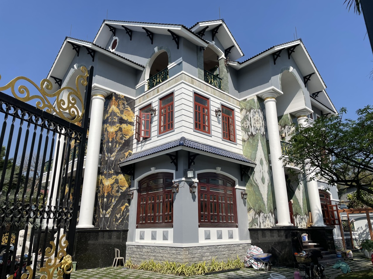 Biệt thự mái Thái hiện đại ốp đá marble vân mây sang trọng.