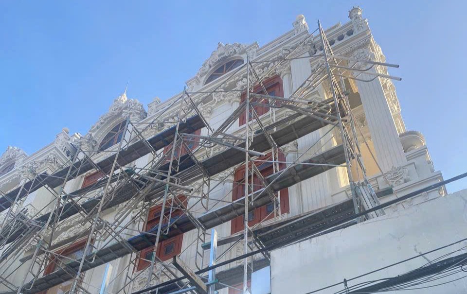 Thi công phù điêu mái và cửa sổ biệt thự phong cách Châu Âu.