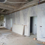 Vách tường ốp đá marble xanh vân mây sang trọng tại công trình.