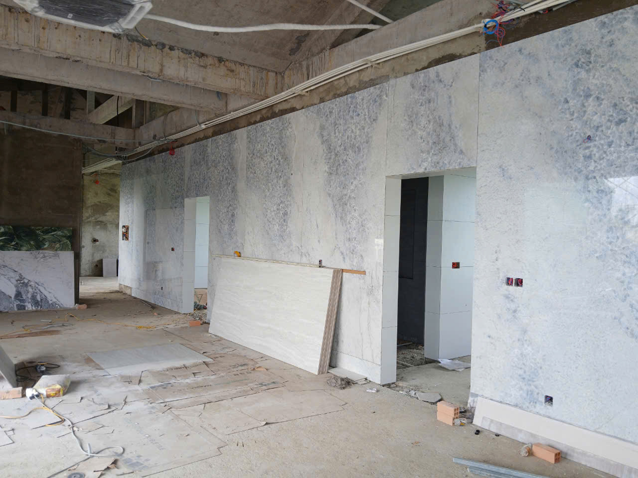 Vách tường ốp đá marble xanh vân mây sang trọng tại công trình.