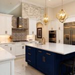 Không gian phòng bếp tân cổ điển với đảo bếp xanh navy nổi bật.