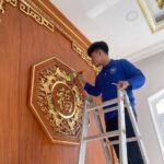 Nghệ nhân đang thực hiện công đoạn dát vàng phù điêu chữ Phúc.