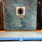 Hoàn thiện vách tivi bằng đá cẩm thạch xanh đậm đối xứng vân.