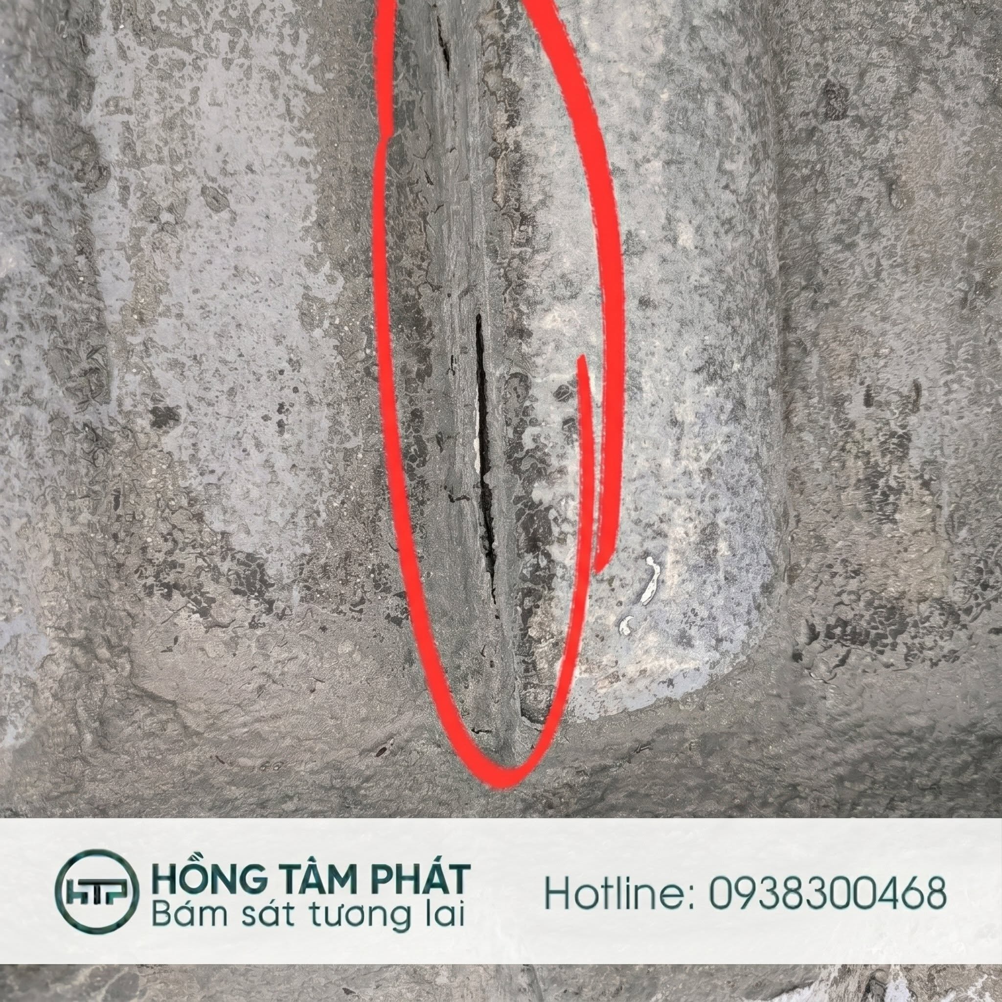 Hình ảnh mái ngói xuất hiện tình trạng keo liên kết bị bong tróc, các viên ngói xê dịch và mất liên kết do tác động của thời tiết, có thể làm tăng nguy cơ thấm dột, ảnh hưởng đến độ an toàn và tuổi thọ của mái nhà