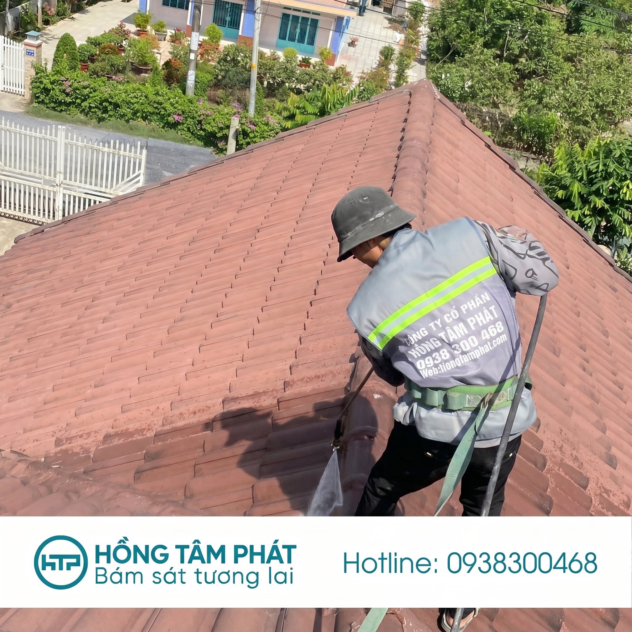 Hình ảnh thực tế quá trình vệ sinh mái ngói, loại bỏ rong rêu.