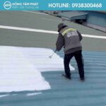 Thi công sơn chống nóng 2 lớp giúp hạ nhiệt độ nhà xưởng nhanh chóng.