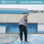 Vệ sinh mái tôn nhà xưởng bằng máy áp lực bước không thể bỏ qua dù bề mặt tôn trông có vẻ sạch